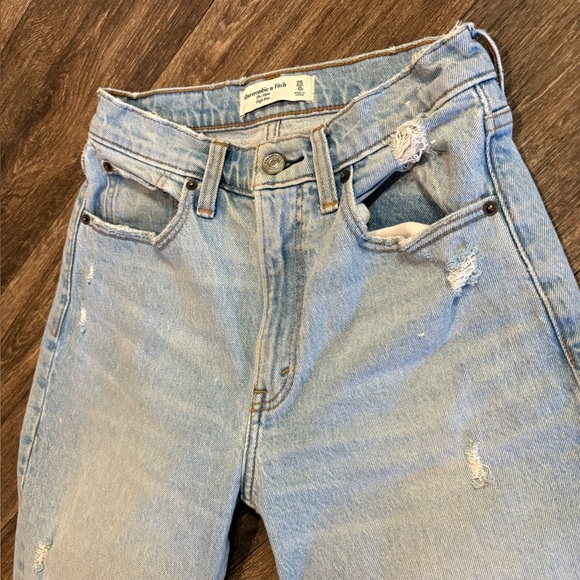 Abercrombie & Fitch The Mom High Rise 25 / 0 Short Light Wash Distressed - Picture 3 of 5